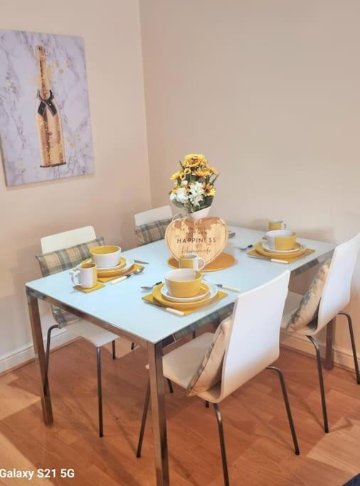 Spacious Duplex 2 Bed Location By Canal - Uk Apartment