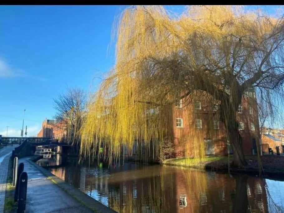 Spacious Duplex 2 Bed Location By Canal - Uk *